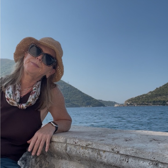 Meet your Posher, Sandy - Picture 1 of 1